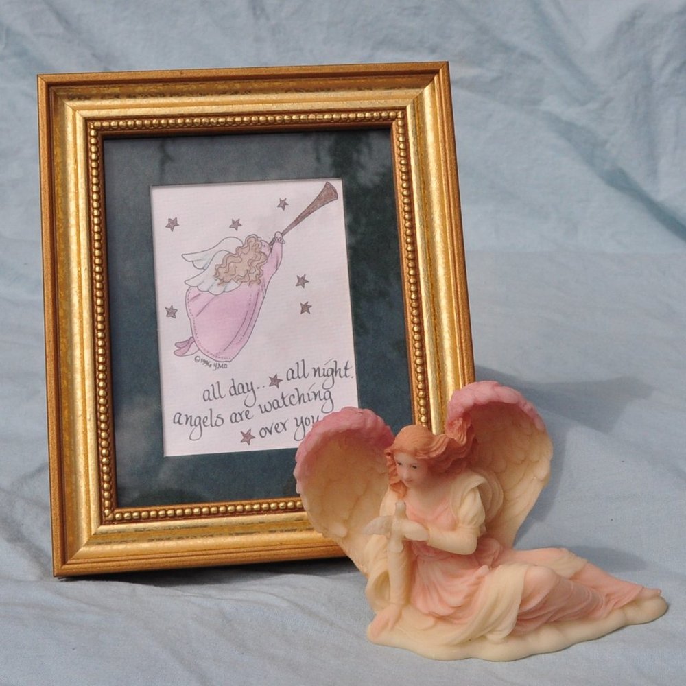 lot of 2 angels one figurine and a framed picture (H77)